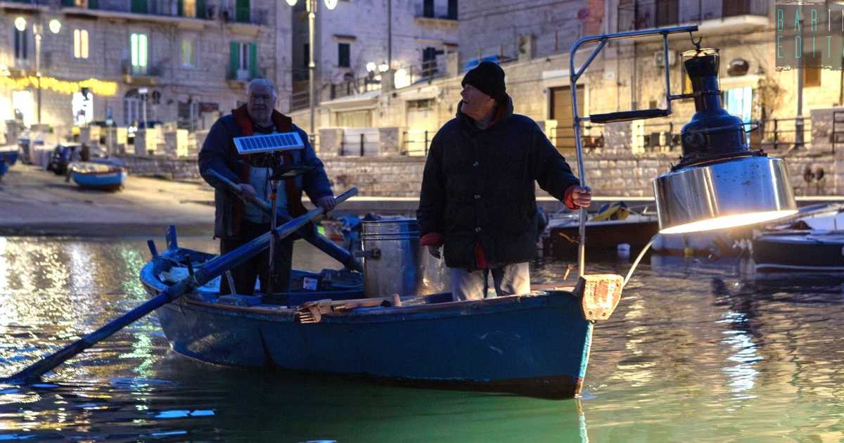 Una lampara per accecare i pesci e una fiocina per prenderli al volo: � l'antica "pesca a fuoco"  